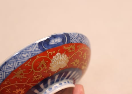 江戸後期赤絵金彩花と唐草図蓋茶碗①
