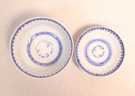 明治前期線描き牡丹図蓋茶碗①