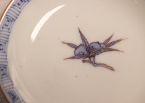 明治前期金彩赤絵菊と蛸唐草図蓋茶碗