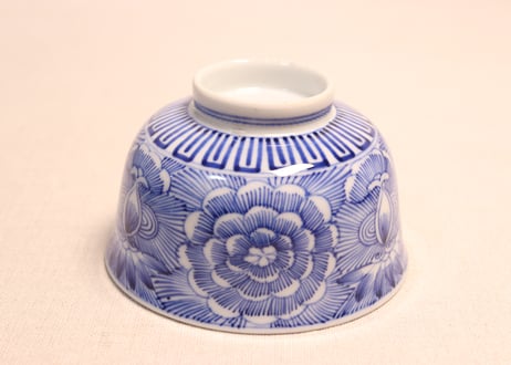 明治前期線描き牡丹図蓋茶碗①