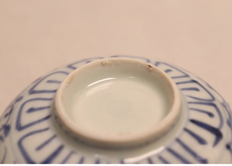 明治前期線描き三方牡丹図湯吞