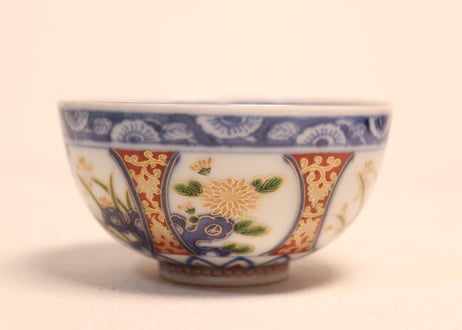 明治前期色絵窓絵に菊と春蘭図蓋茶碗