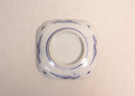 明治前期紙刷微塵唐草と龍図角小皿②かたつき