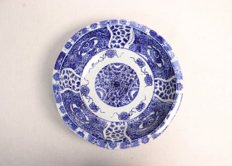 明治後期～大正紙刷宝に牡丹と唐草図9寸鉢 ややかたつき,縁少甘手