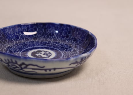 明治前期紙刷鉄線花散らし図小皿②少かたつき