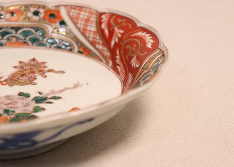 明治前期色絵獅子牡丹図楕円皿　黒点,釉剥げ
