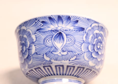 明治前期線描き牡丹図蓋茶碗①