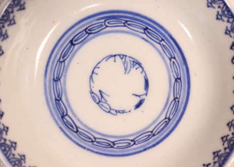 明治前期線描き牡丹図蓋茶碗②ニュウ,蓋ムシクイ
