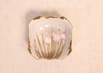 明治後期~大正九谷焼色絵菖蒲と菊図角小鉢