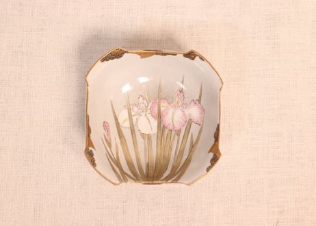 明治後期~大正九谷焼色絵菖蒲と菊図角小鉢