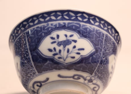 明治前期染付麒麟と花図蓋茶碗②縁少甘手