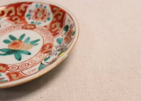 明治前期色絵桃と牡丹図小皿②ムシクイ