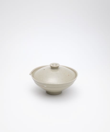 斎藤有希子 淡茶釉牡丹唐草絞り出し