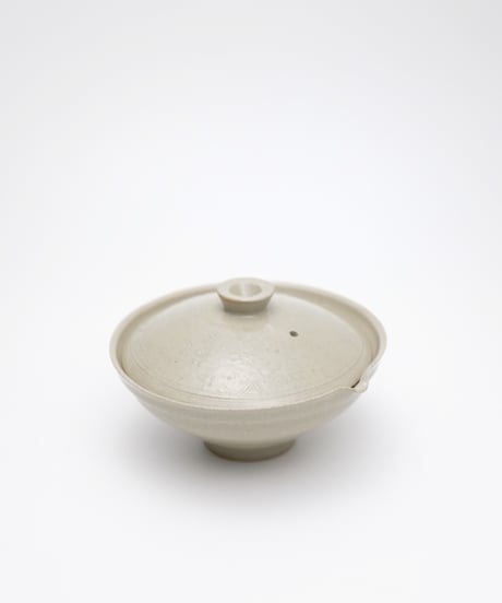 斎藤有希子 淡茶釉牡丹唐草絞り出し