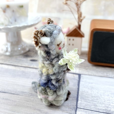 夢見るひつじ～ 手つむぎ毛糸で作った、羊毛フェルトのかわいいオブジェ