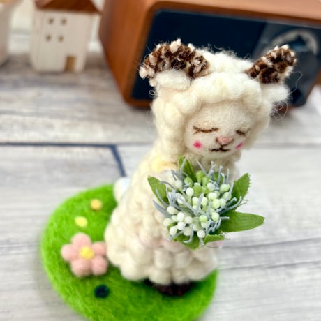 夢見るひつじ～ 手つむぎ毛糸で作った、羊毛フェルトのかわいいオブジェ