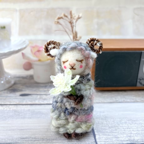 夢見るひつじ～ 手つむぎ毛糸で作った、羊毛フェルトのかわいいオブジェ