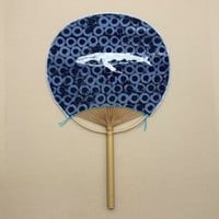 うちわ [クジラ] 黒 / Round Fun -Blocks×Humpback whale-