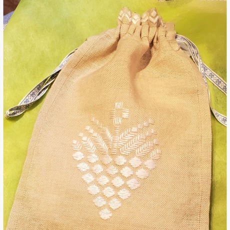 白糸刺繍「白い花とつぼみのポーチ」【刺繍キット】