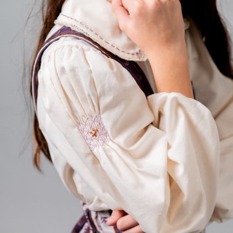 【birinit】Ivory gauze embroidered with lilac dmbroidery smocked shirt