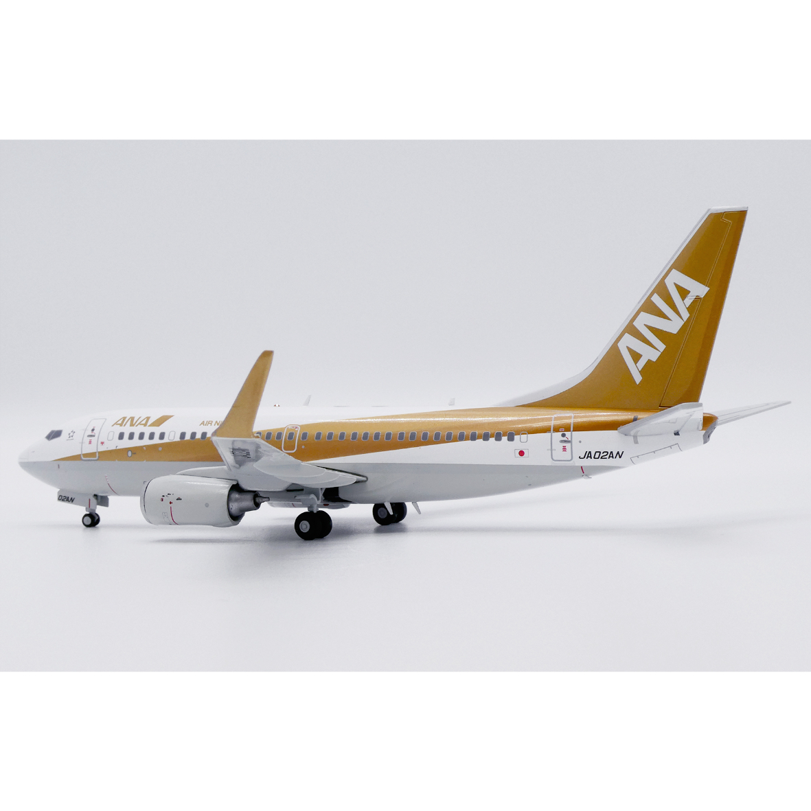 ANA 特別塗装機 1/200 スケール 合金製 非売品・新商品情報】1/200 737-700 ANA「ゴールドジェット特別塗装機」