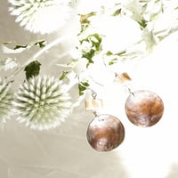 Silver 銅板・水牛の角　ピアス（焦げ茶×ドラ飴色・丸ハンマートーン）
