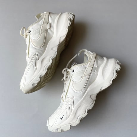 人気完売品 / NIKE TC 7900 スニーカー