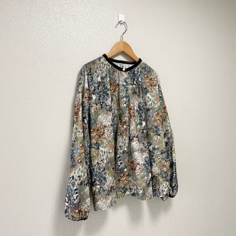 2024AW / l'atelier du savon 森とお花のつぎはぎプリント シャツコールブラウス