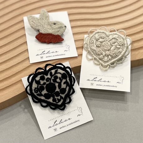 atelier N 刺繍ブローチ