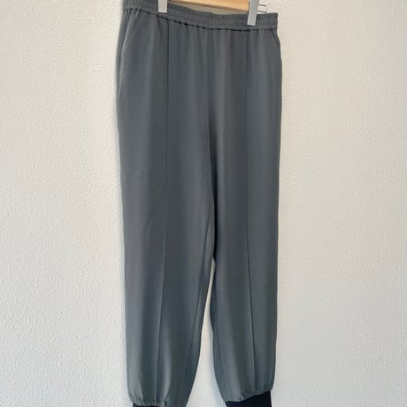 人気完売品 / KURASHI&Trips PUBLISHING 德田民子さんとつくった、品よくはけるイージージョガーパンツ