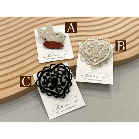 atelier N 刺繍ブローチ