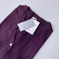 タグ付き未使用品 / WEB ・ IENA福岡PARCO限定デザイン IENA ALBA Vネックカーディガン（メタルボタン）