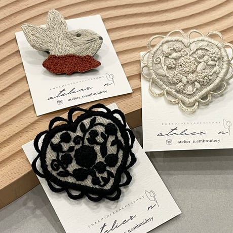 atelier N 刺繍ブローチ