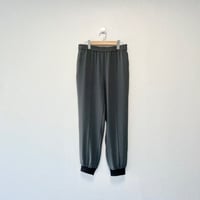 人気完売品 / KURASHI&Trips PUBLISHING 德田民子さんとつくった、品よくはけるイージージョガーパンツ