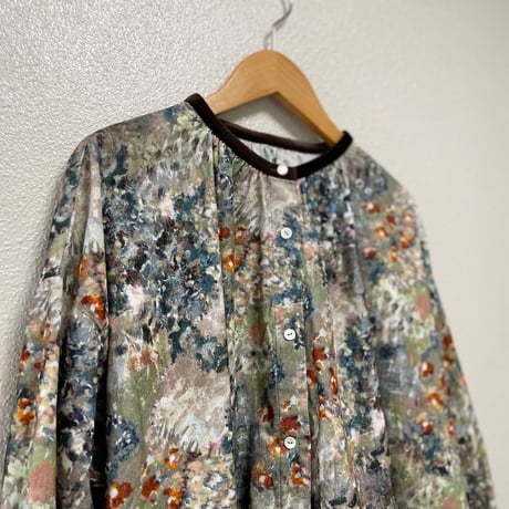 2024AW / l'atelier du savon 森とお花のつぎはぎプリント シャツコールブラウス