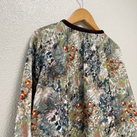 2024AW / l'atelier du savon 森とお花のつぎはぎプリント シャツコールブラウス