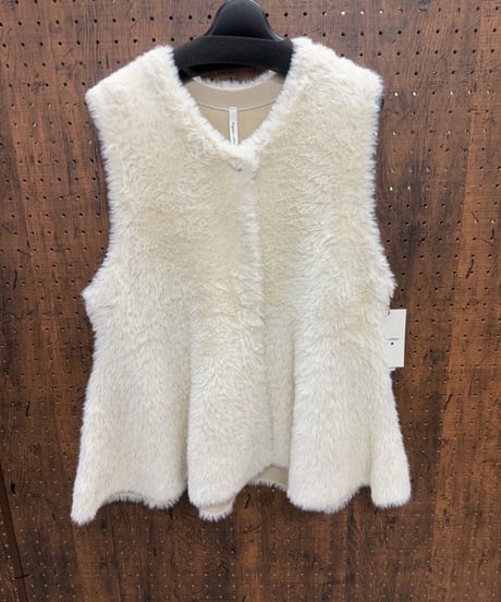 Dignite collier ディニテコリエ  ふわ軽シャギーペプラムベスト