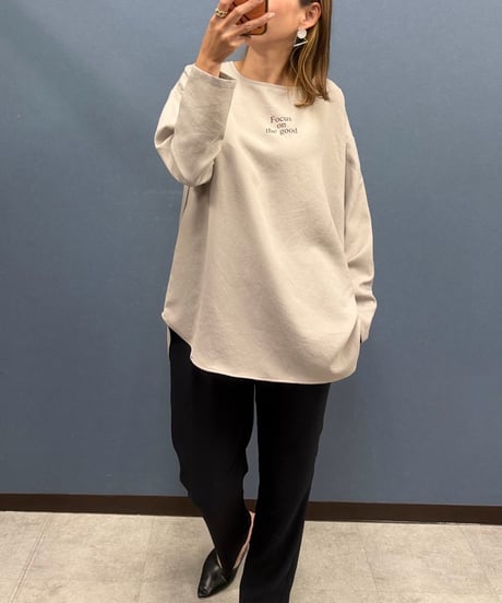 Dignite collier ディニテコリエ　バックスリットロゴ プルオーバー