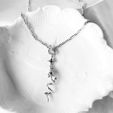 ネックレス:蛇行する薔薇