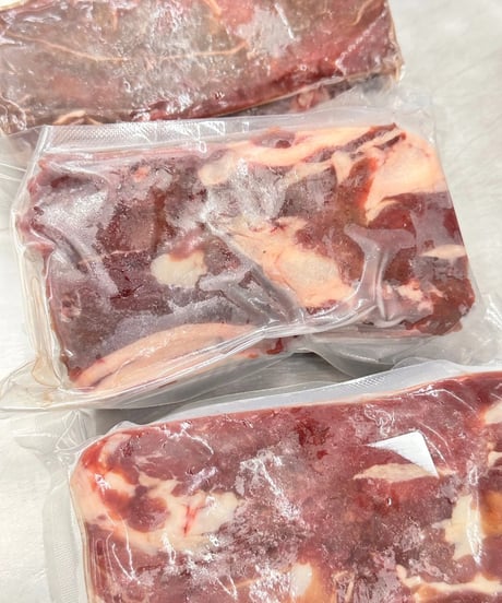 ✨️🌰🍂🍄‍🟫食欲の秋に向けイベントお肉🥩　　馬肉🐴上はらみ・スライス300g　ワン達のごちそうお肉😍　ごはん前のしっぽがブンブン♪フサフサ♪　全開になります✨️🐶