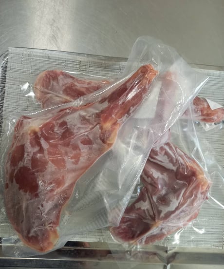 伝説の生きた猪さん骨付きウデ🍗🐗gotogibier産の猪肉の限定100%生捕り🌸1キロ🐶🩷貴重なお肉です🥩⭐️早いもの勝ちでどうぞ🐶👩🌸おいしい😋