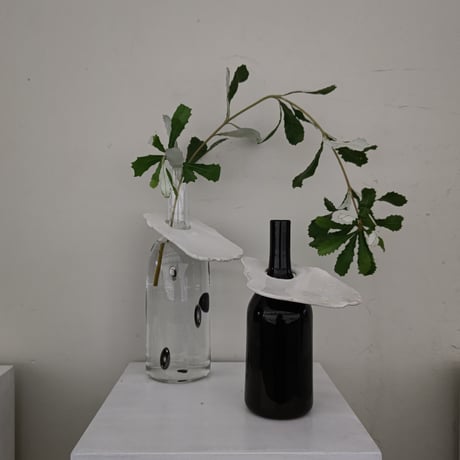 Birbira×qualia glassworks / Bottle vase with ceramic plate / BLACK Ssize