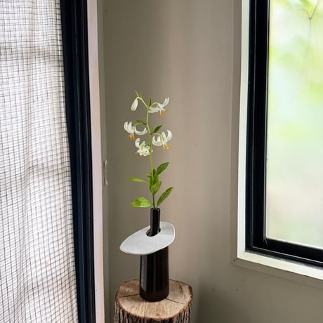 Birbira×qualia glassworks / Bottle vase with ceramic plate / BLACK Ssize