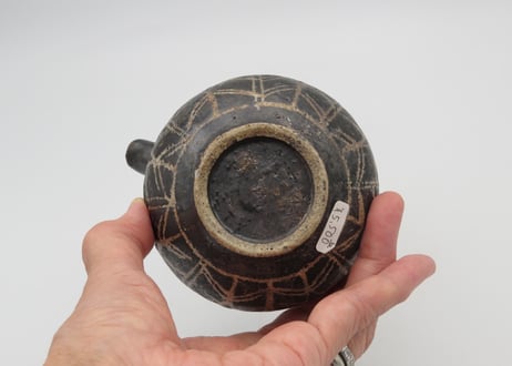 渡辺信史　w6黒ロウ抜き片口.葉紋