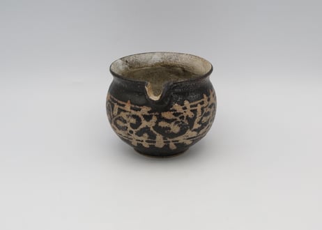渡辺信史　w6黒ロウ抜き片口.草花