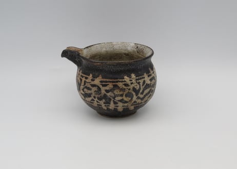 渡辺信史　w6黒ロウ抜き片口.草花