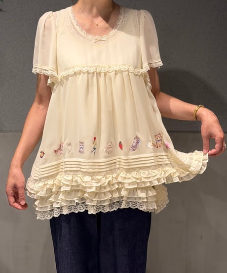 【現物・3L】ペタペタデコレーションブラウス •こねこ