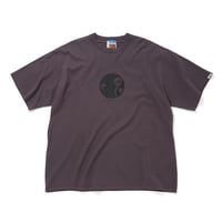 GARMENT DYE COTTON T-SHIRT_PLOY A_ARTWORK BY Abu Qadim Haqq_C GRAY
