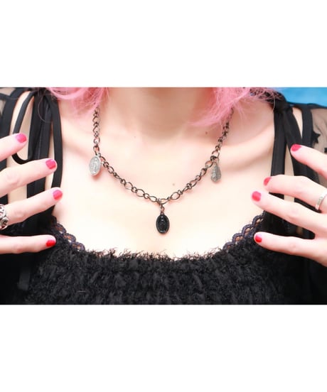 【Hiina Rose】／メダイユチャーム×ガンメタリックチェーン ネックレス（センター／ブラック）【期間限定・ご予約特典あり!!】