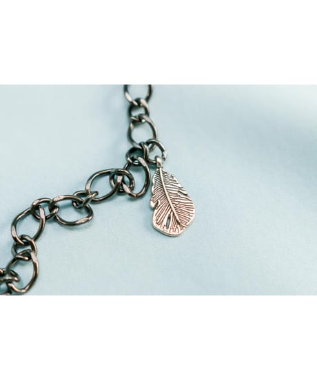 【Hiina Rose】／メダイユチャーム×ガンメタリックチェーン ネックレス（センター／ブラック）【期間限定・ご予約特典あり!!】